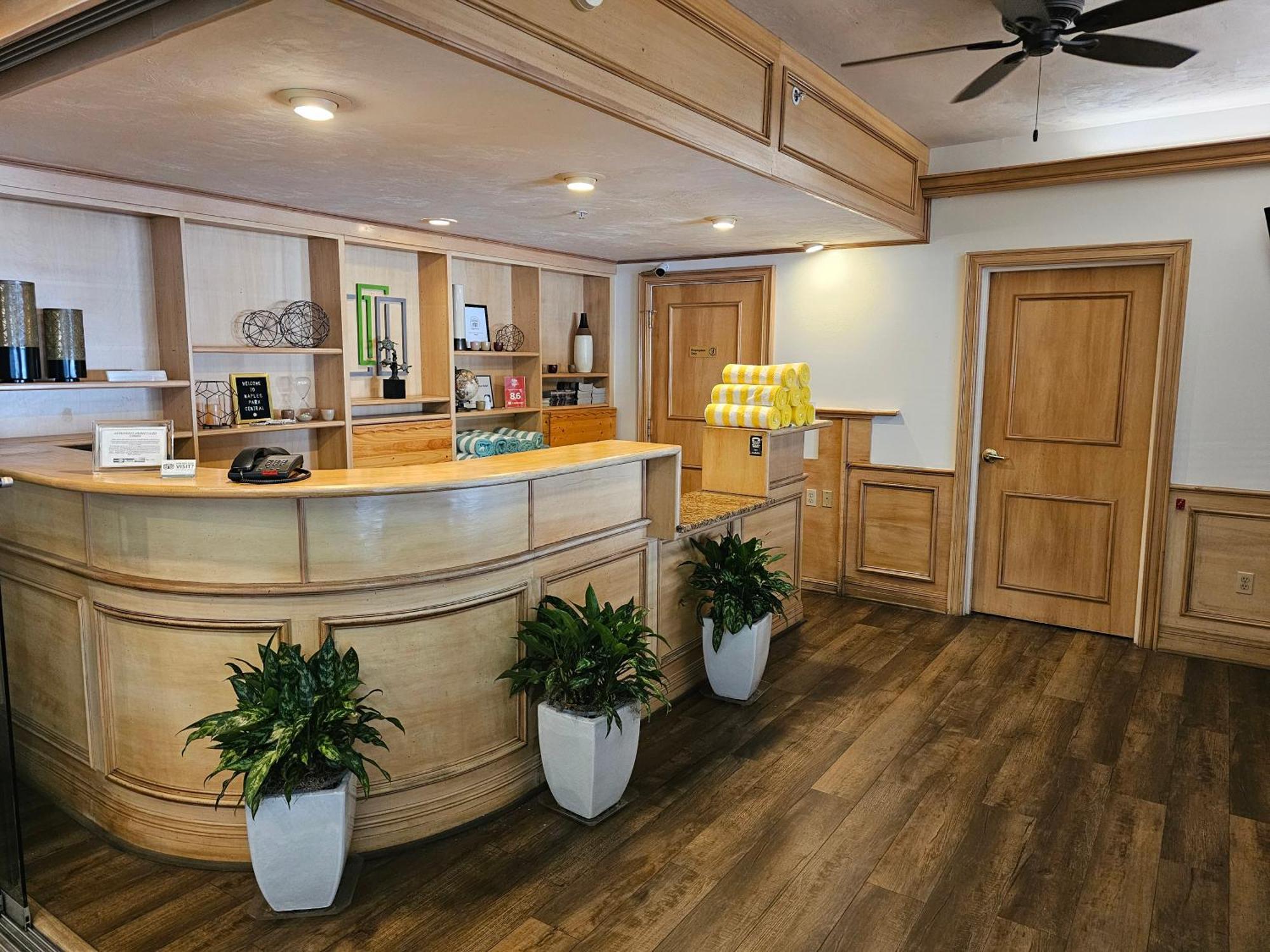 Naples Park Central Hotel 외부 사진
